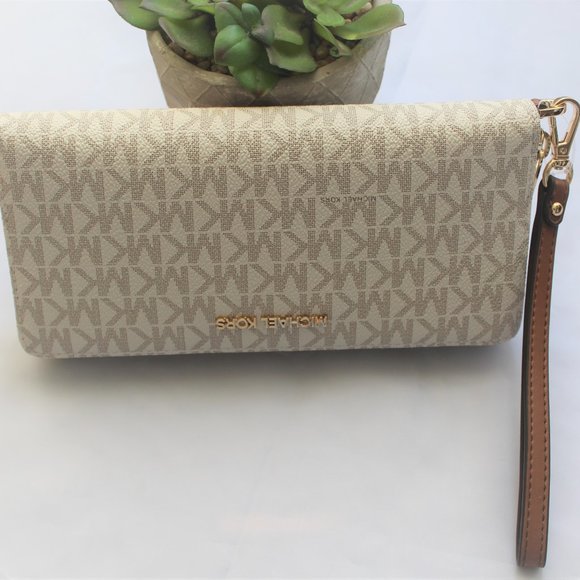 COPY - NWT MICHAEL KORS Jet Set Large Travel Wallet Vanilla Color - Picture 1 of 5
